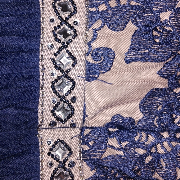 Formal dress - Picture 5 of 7